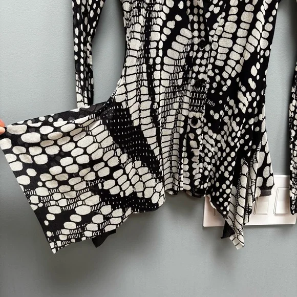 FUZZI V Neck Button Up Long Sleeve Blouse In Black / Cream S - Picture 4 of 9